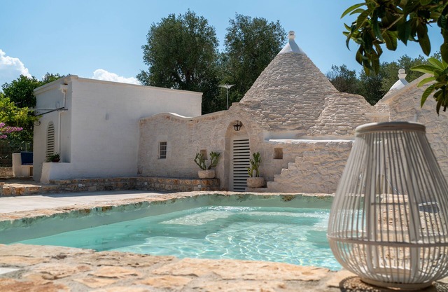 Trullo suite with outdoor spa