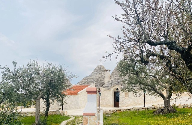 Trullo with private pool and parking 5 minutes from the Trulli area