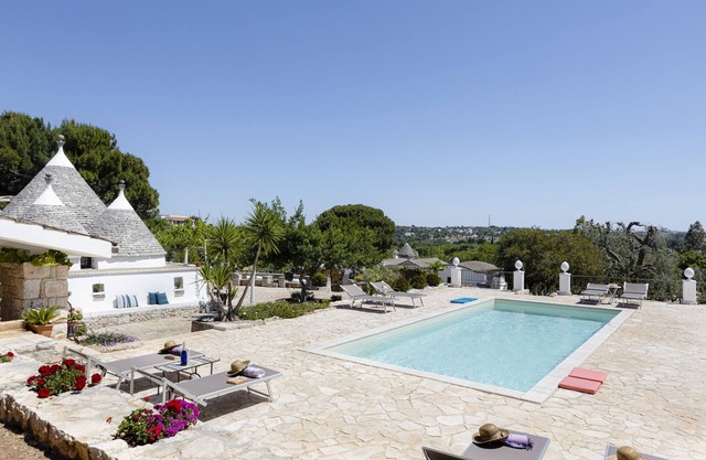 Trullocinquepunte with private swimming pool