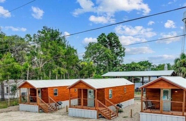Truth Harbors Cabin1 Pet Friendly, Steinhatchee Cabin - Sleeps 5
