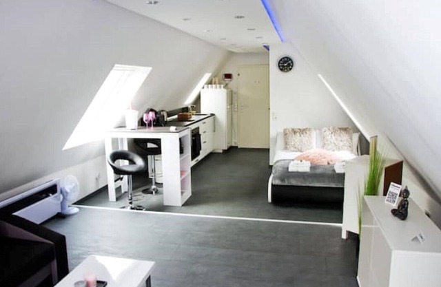 TRUTH: Studio | Queen bed | Netflix | kitchen