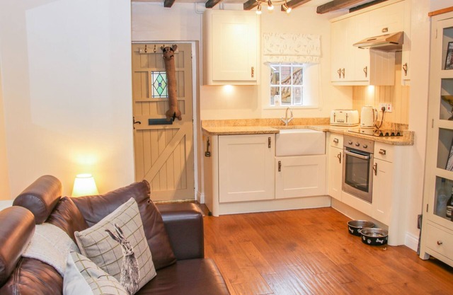 TUB BOAT COTTAGE, pet friendly, character holiday cottage in Coalport