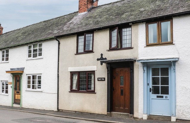 TUC - TIN, pet friendly, character holiday cottage in Clun
