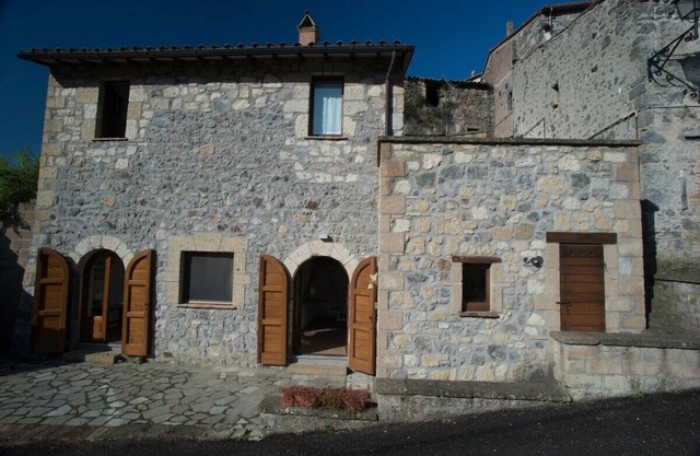 Tuff farmhouse, terrace and garden, pets allowed