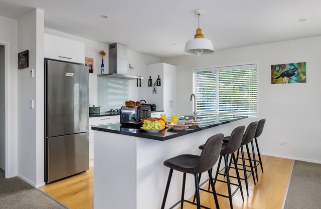 Tui Beach House - Centrally located, 3 min walk to beach, bright house Paihia.