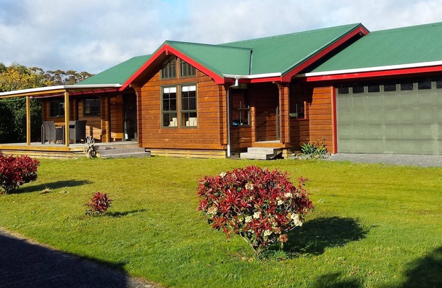 TUI RETREAT - MATARANGI HOLIDAY HOME, family friendly in Rings Beach