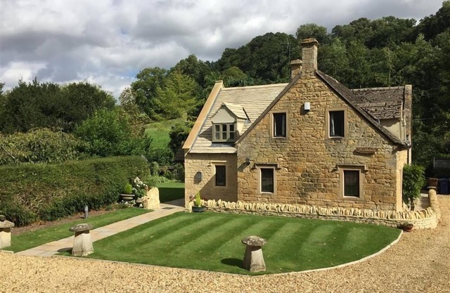 TUMBLEDOWN, family friendly, character holiday cottage in Broadway