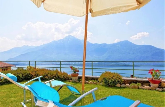 Turchese Garden Holiday Apartment with Lake View