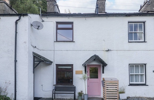 TURN COTTAGE, pet friendly, with open fire in Hawkshead