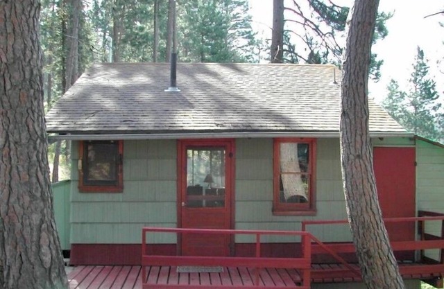 *Turner Bay Chalet* a Charming Rustic Cabin on the Lake!