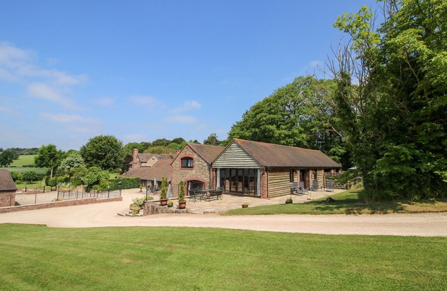 TURNIP HOUSE, pet friendly, luxury holiday cottage in Cardington