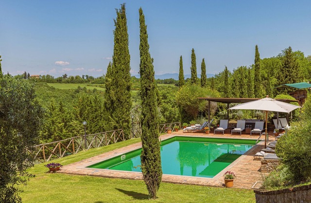 TUSCAN ESTATE 2 VILLAS, 2 POOLS , 2 JACUZZI WALKING DISTANCE TO TOWN SLEEPS 20
