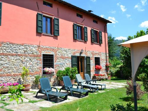 Tuscan Farmhouse in Castiglione di Garfagnana with Garden