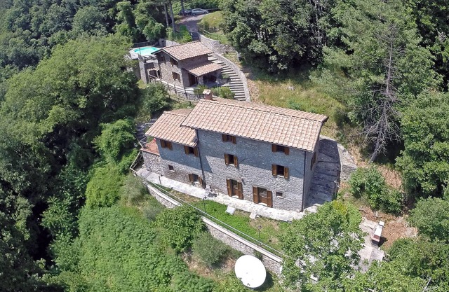 Tuscan Farmhouse, sleeps 11. 10m. pool in National Park. Free unlimited WiFi