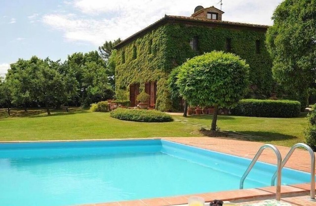 Tuscan Style Family Friendly Villa With Large Pool.