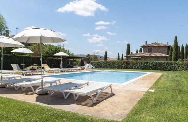 Tuscan style apartment in Lucignano near village with hill views