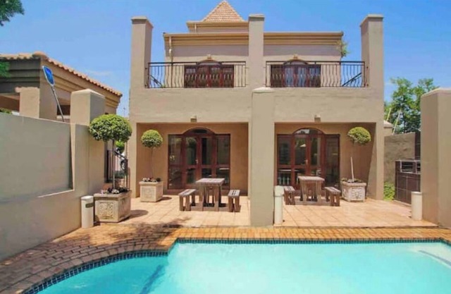 Tuscan style loft, 2 patios, WiFi, Netflix , poolnn