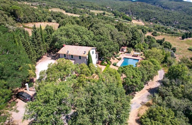 Tuscan villa hill and sea view 10 minutes from the beach with pool, park privacy