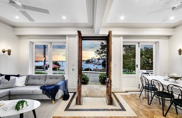 Tuscan Villa Little Manly, Beach front Apartment