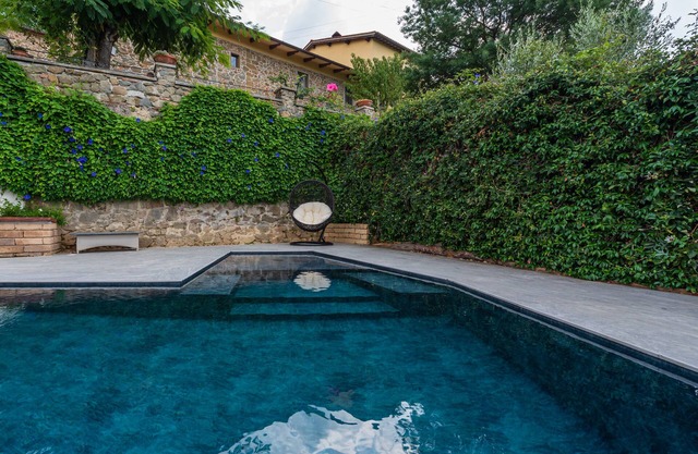 Tuscany Sun: Typical Tuscan stone farmhouse with private infinity pool