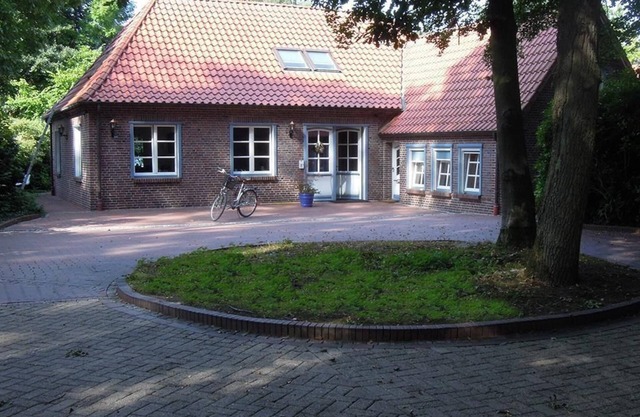 "Tuschenahner Huus" - holiday home with jetty, shower and bath, WC