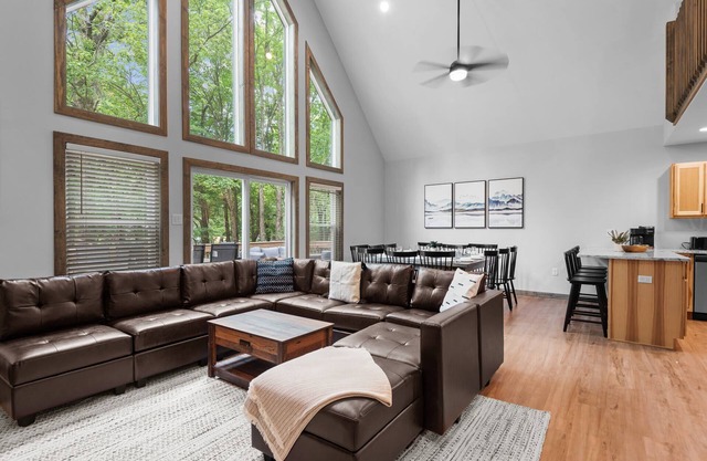 Twin Chalet! 6 BDs, Hot Tub, Game Area and more!