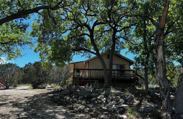 Twin Oaks Cabin out in the country, quiet and relaxing