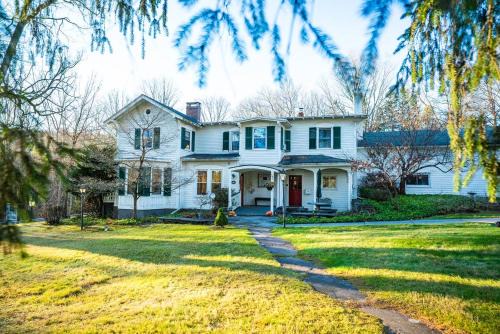 Twin Oaks Near Lake Wallenpaupack Historic Home