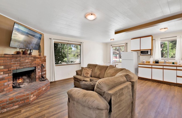 Twin Pines Family Lakeside Cabin- Village Location