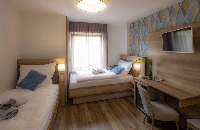 Twin room-Deluxe-Private Bathroom