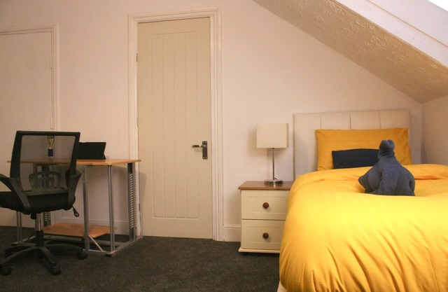 Twin-room with Wifi, close to local amenities