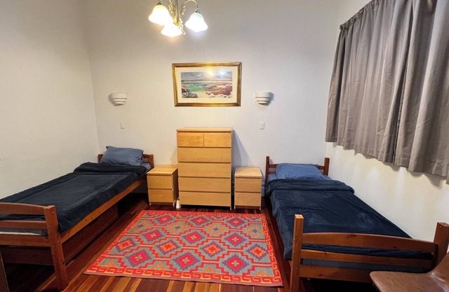 TWIN SINGLE ROOM ONLY Shared Bathroom @ LA CASA BONITA AUCKLAND 8 Bedroom Villa.