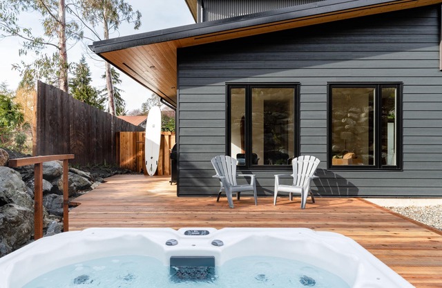 Twinfin Tofino - Modern home with Hot Tub