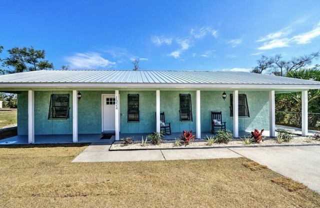 TWISTED TURTLE! 3bed/2bath home with POOL & GAME ROOM in Historic St. Andrews!