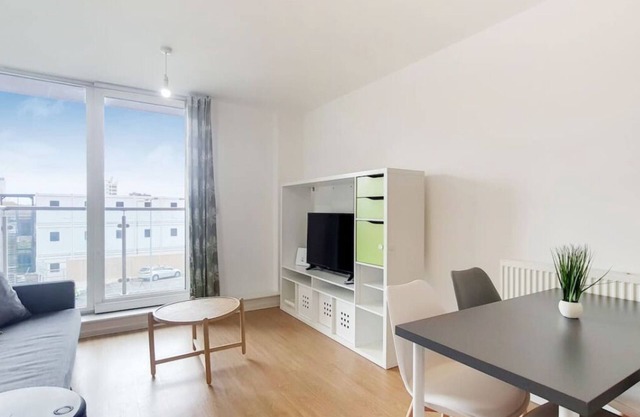 Two Bed Apartment London Docklands
