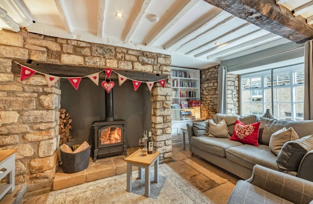 Two bed dog friendly Cotswold stone holiday cottage in Winchcombe - Miller's Cottage