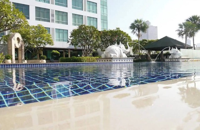 Two bedroom loft style condo, river view pool