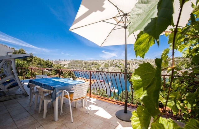 Two bedroom apartment with balcony and sea view Bobovišća na Moru, Brač (A-11901-a)