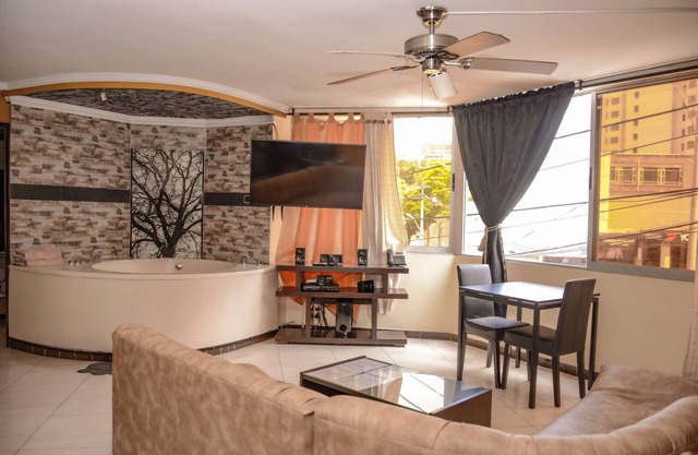 Two Bedroom AC HOT TUB LIVING ROOM SECURITY NEAR LLERAS