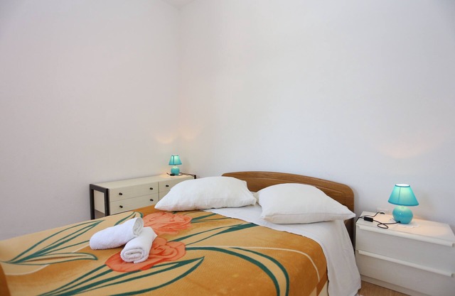 Two bedroom apartment with terrace and sea view Lokva Rogoznica, Omiš (A-17645-a)