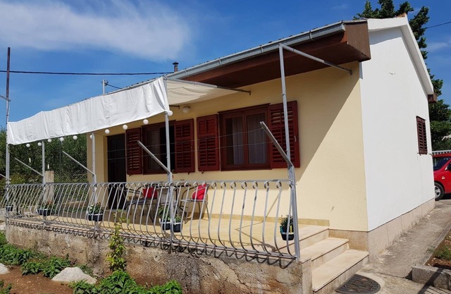 Two bedroom apartment with terrace Kaštel Štafilić, Kaštela (A-16086-a)