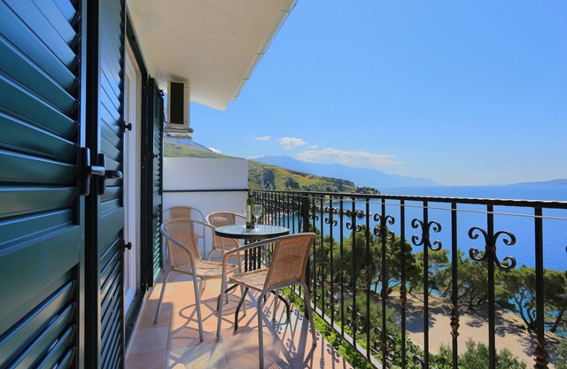Two bedroom apartment near beach Lokva Rogoznica, Omiš (A-2762-a)
