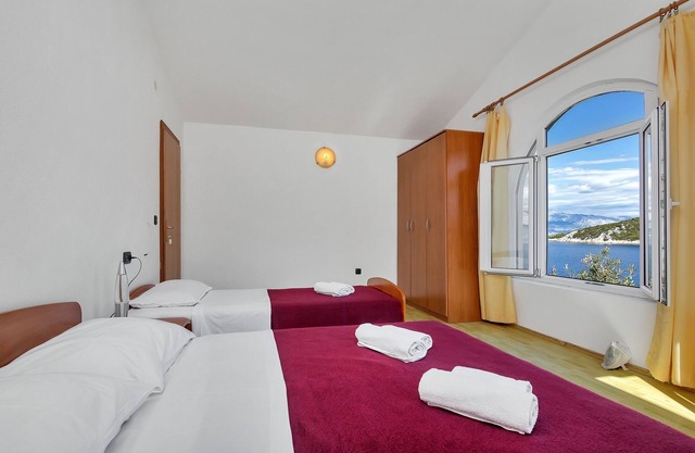 Two bedroom apartment near beach Cove Pokrivenik, Hvar (A-2073-b)