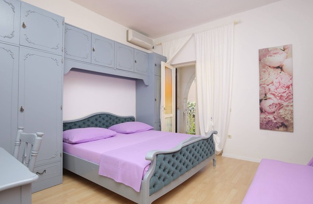 Two bedroom apartment with balcony and sea view Baška Voda, Makarska (A-2756-e)
