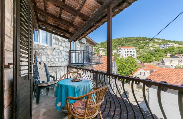 Two bedroom apartment with balcony and sea view Stomorska, Šolta (A-20039-a)