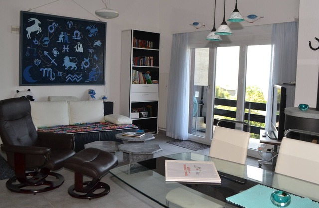 Two-bedroom Apartment for 4-5 guests with lake and mountain views