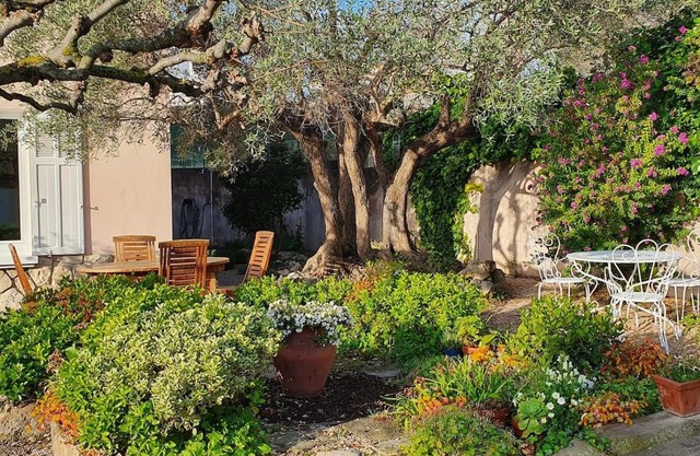 Two bedroom apartment garden parking near beaches