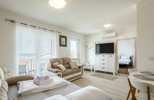 Two bedroom apartment with balcony and sea view Šibenik (A-21075-a)