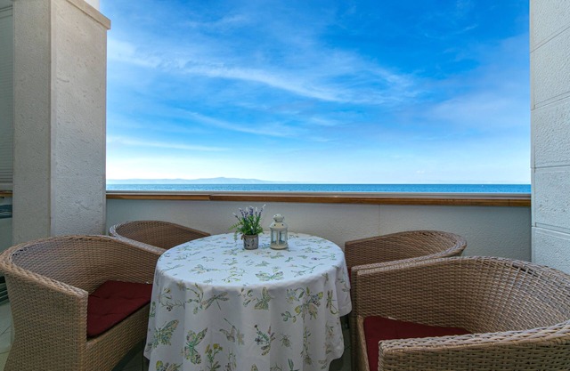 Two bedroom apartment near beach Drašnice, Makarska (A-6652-d)