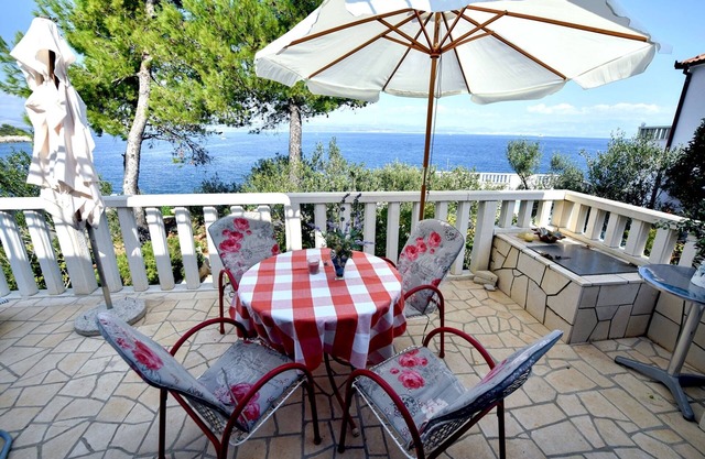 Two bedroom apartment near beach Rogač, Šolta (A-16223-a)